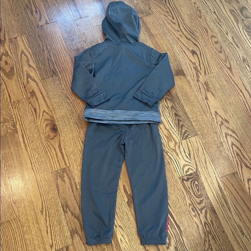 Boy’s Under Armour Matching Sweatsuit. Size 5. Excellent to Like New Condition. - Picture 9 of 13